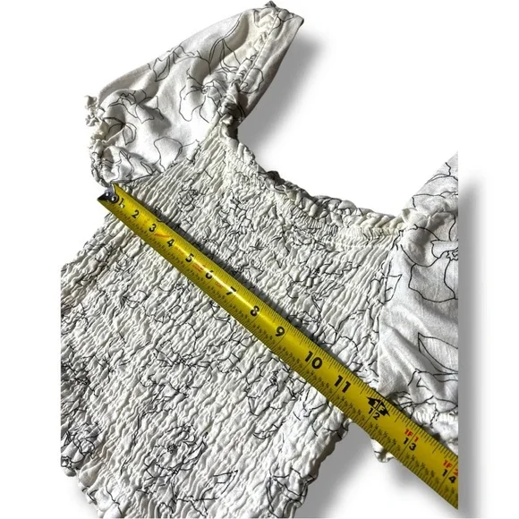 Monteau Los Angles White & Black Floral Line Pattern Puff Sleeves Smocked Blouse - Picture 13 of 16